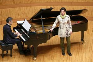 テノール歌手の錦織健さんが力強い歌声で観客を魅了したチャリティーコンサート=10月5日、新潟市中央区一番堀通町