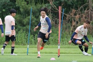 J1第20節横浜M戦に向けて練習するDF稲村隼翔(右から2人目)ら=聖籠町