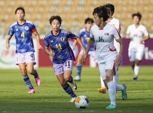 日本-北朝鮮 前半、ボールを追う田中美(11)=ジッダ(共同)