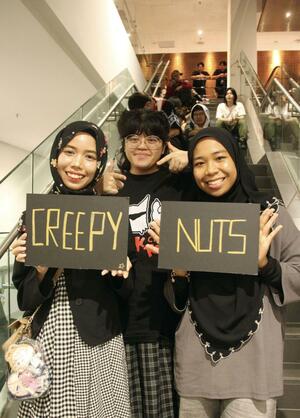 開演日の朝から公演会場前に並んだ「Creepy Nuts」ファンのマディハさん(左)ら=4月、マレーシア・クアラルンプール(NNA=共同)