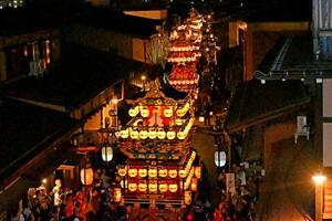 秋の高山祭の「宵祭」で、ちょうちんをともして進む伝統的な屋台=9日夜、岐阜県高山市