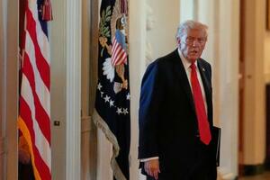 米ホワイトハウスに姿を見せたトランプ大統領=20日(AP=共同)