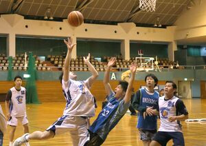 柏崎市のバスケットボールチームが熱戦を繰り広げた大会=柏崎市半田1