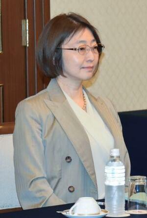 福岡市での講演に臨む日銀の小枝淳子審議委員=21日午前
