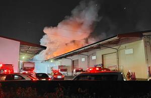 火災の現場＝１１月２８日午後７時前、新発田市