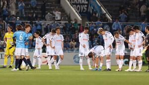 横浜ＦＣ－新潟　横浜ＦＣに今季初白星を献上し、肩を落とす新潟選手＝三ツ沢