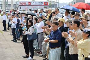 参院選立候補者の訴えに耳を傾ける有権者たち=7月3日、見附市