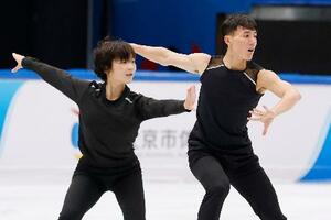 公式練習で調整するペアのリョム・テオク(左)、ハン・クムチョル組=18日、北京(共同)