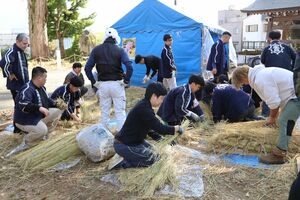 2025年3月の裸押し合い大祭に向け「ねこかき」に励む青年団員たち=南魚沼市浦佐