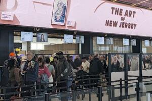 　米ニューアーク国際空港の保安検査場に向かう利用客＝２０２５年１１月