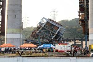 倒壊事故が起きた韓国・蔚山の火力発電所=6日(聯合=共同)