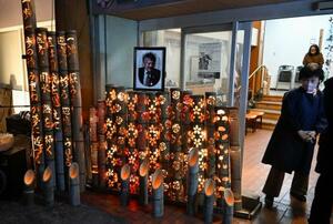 中村哲医師の追悼行事で明かりがともされた竹灯籠=6日夕、福岡県大牟田市