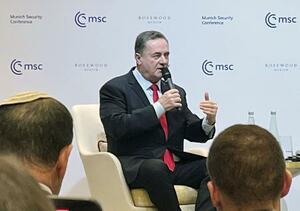 昨年2月、ドイツ・ミュンヘンでの安全保障会議で話すカッツ氏
