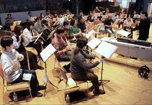 創立50周年記念の定期演奏会に向け、ラストスパートの練習に励む糸魚川吹奏楽団のメンバー=糸魚川市一の宮1の糸魚川市民会館