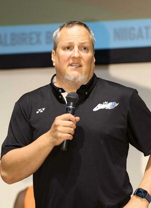 退団するケイシー・オーウェンズ監督=2023年8月、長岡市