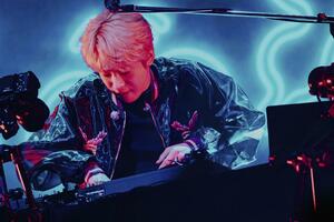 ステージで音を操るDJ松永(Photo by かわどう、Retouched by Hiroya Brian)