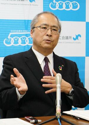 定例記者会見で質問に答える新潟商工会議所の廣田幹人会頭＝２７日、新潟市中央区