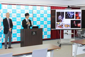 ブラックアウト大作戦の結果を報告する長岡技科大の吉澤厚文客員教授(左)ら=長岡市上富岡町