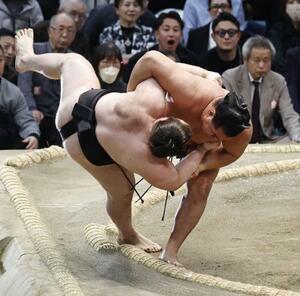 　豊昇龍（右）が掛け投げで安青錦を下す＝エディオンアリーナ大阪