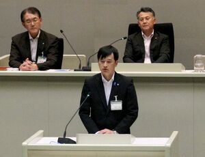 工場で働く高卒者について持論を展開する上越市の中川幹太市長。この後謝罪に追い込まれた=6月18日、上越市議会
