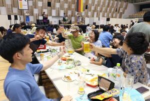 ビールや料理を楽しむ人でにぎわう「アオーレ!ドイツフェスト」=6月22日、長岡市大手通1