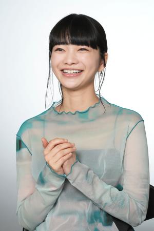 　「いつでもどこでも寝られるのが特技。５分でも１０分でも仮眠をとって元気になっています」と話す見上愛