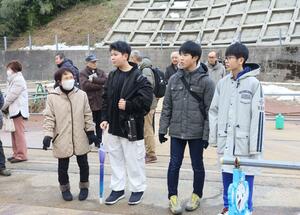 小岩内集落で当時の被災状況を学ぶ村上東中学校の生徒ら＝村上市小岩内