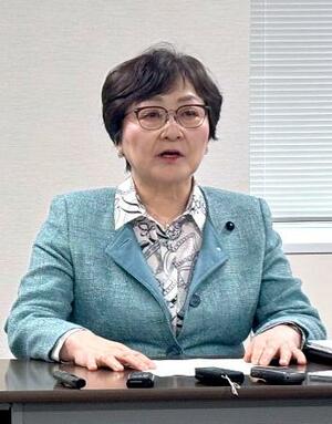 　やじの再発防止を求める要請書を提出し、記者会見する共産党の真下紀子北海道議＝２日午後、札幌市