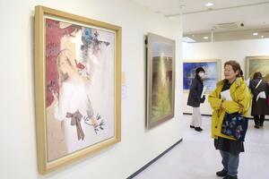 色彩豊かな日本画が並ぶ第８０回春の院展新潟展＝７日、新潟市中央区
