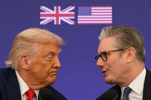 18日、ロンドン郊外で記者会見するトランプ米大統領(左)とスターマー英首相(ゲッティ=共同)