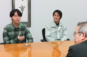 妙高はねうま複業協同組合を卒業する佐藤則昭さん(中央)と魚地優輝さん(左)=妙高市役所