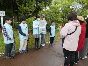 トキの生態などを解説する新穂小児童＝佐渡市新穂長畝