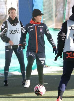 広島戦に向けて調整するDF三浦紗津紀=聖籠町