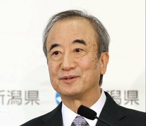 記者会見する花角英世知事=12月25日、新潟県庁