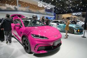 　北京国際モーターショーで展示された中国ＢＹＤの電気自動車（ＥＶ）＝４月（共同）