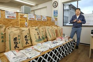 商品が並ぶ新潟営業所で直接販売の狙いを語る壱成の早川典孝社長＝新潟市北区（写真映像部・伊藤駿平撮影）