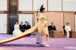 「加冠の儀」に臨まれる秋篠宮家の長男悠仁さま。天皇、皇后両陛下と秋篠宮ご夫妻が見届けた=6日午前10時12分、宮殿・春秋の間(代表撮影)