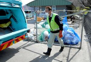 能登半島地震の避難所でごみの収集作業に当たる新潟市の職員。市所有の収集車を使う直営部隊として活動した=4月、石川県珠洲市(新潟市提供)