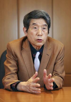 インタビューに答える国際大の橘川武郎学長