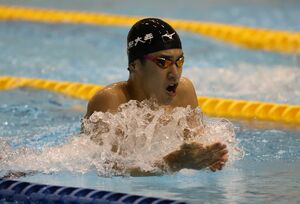 北信越高校水泳の男子200メートル個人メドレー決勝を大会新で優勝した根岸歩夢(長岡大手)=7月20日、長岡市