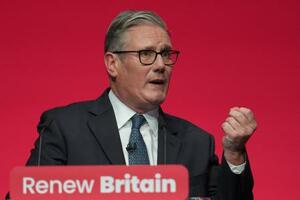 9月30日、英中部リバプールでの労働党大会で演説するスターマー首相(AP=共同)