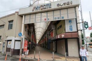 閑散とした伊東駅前の商店街=15日、静岡県伊東市