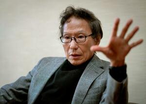 　インタビューに答える姜尚中さん