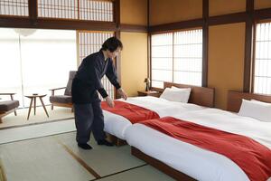 ベッドの部屋を用意するなどリニューアルした髙橋屋観山荘＝関川村湯沢