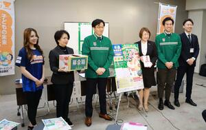 募金を呼びかける「あしながサンタ」プロジェクトのメンバー＝１１日、県庁