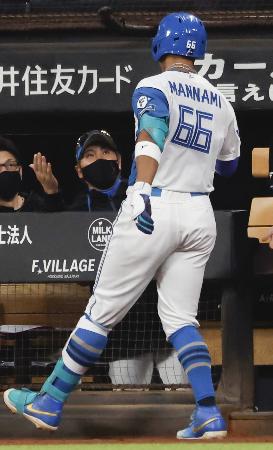 3回、2ランを放った万波(手前)を迎える日本ハム・新庄監督=エスコンフィールド