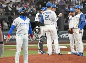5回、投手交代を告げた日本ハムの新庄監督(左端)=エスコンフィールド