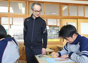 柏崎市の第二中学校で美術を教える阿部昭比古さん。原子力防災の授業にも力を入れる＝柏崎市比角１