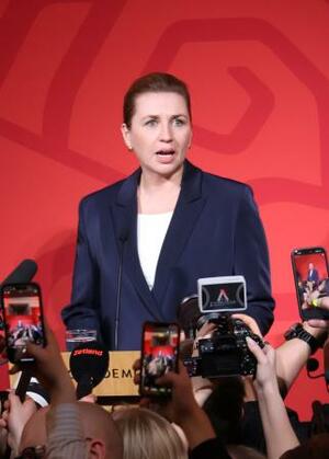 　デンマーク・コペンハーゲンで、議会選の結果判明後に演説するフレデリクセン首相＝２５日（共同）