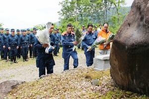 浅草岳遭難事故の犠牲者の冥福を祈る関係者=8日、魚沼市大白川